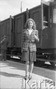 Po 1945, Paryż, Francja.
Nieznana kobieta na peronie stacji kolejowej. Widoczny pociąg francuskich linii kolejowych SNCF (Societe Nationale des Chemins de fer Francais). Fotografia wykonana przez Marię Świeczewską lub jej męża Karola. Oboje po wojnie wyemigrowali do Argentyny. Małżeństwo przyjaźniło się z pisarzem Witoldem Gombrowiczem.
Fot. NN, kolekcja Marii Świeczewskiej-Wańke, zbiory Biblioteki Polskiej im. Ignacego Domeyki w Buenos Aires (Biblioteca Polaca Ignacio Domeyko), reprodukcje cyfrowe w Ośrodku KARTA w Warszawie
