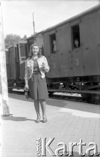 Po 1945, Paryż, Francja.
Maria Świeczewska na peronie stacji kolejowej. Widoczny pociąg francuskich linii kolejowych SNCF (Societe Nationale des Chemins de fer Francais). Fotografia wykonana przez męża Marii - Karola. Oboje po wojnie wyemigrowali do Argentyny. Małżeństwo przyjaźniło się z pisarzem Witoldem Gombrowiczem.
Fot. Karol Świeczewski, kolekcja Marii Świeczewskiej-Wańke, zbiory Biblioteki Polskiej im. Ignacego Domeyki w Buenos Aires (Biblioteca Polaca Ignacio Domeyko), reprodukcje cyfrowe w Ośrodku KARTA w Warszawie