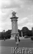 Po 1945, Paryż, Francja.
Maria Świeczewska na moście Aleksandra III. Fotografia wykonana przez męża Marii - Karola. Fotografia wykonana przez męża Marii - Karola. Oboje po wojnie wyemigrowali do Argentyny. Małżeństwo przyjaźniło się z pisarzem Witoldem Gombrowiczem.
Fot. Karol Świeczewski, kolekcja Marii Świeczewskiej-Wańke, zbiory Biblioteki Polskiej im. Ignacego Domeyki w Buenos Aires (Biblioteca Polaca Ignacio Domeyko), reprodukcje cyfrowe w Ośrodku KARTA w Warszawie
