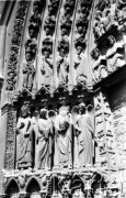 Po 1945, Paryż, Francja.
Fragment gotyckiego portalu - archiwolty z łukami zdobionymi aniołami i widocznym fragmentem tympanonu katedry Notre Dame. Fotografia wykonana przez Marię Świeczewską lub jej męża Karola. Oboje po wojnie wyemigrowali do Argentyny. Małżeństwo przyjaźniło się z pisarzem Witoldem Gombrowiczem.
Fot. NN, kolekcja Marii Świeczewskiej-Wańke, zbiory Biblioteki Polskiej im. Ignacego Domeyki w Buenos Aires (Biblioteca Polaca Ignacio Domeyko), reprodukcje cyfrowe w Ośrodku KARTA w Warszawie