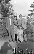 Po 1945, Paryż, Francja.
Karol Świeczewski (1. od lewej) z grupą nieznanych osób. Fotografia wykonana przez jego żonę Marię Świeczewską. Oboje po wojnie wyemigrowali do Argentyny. Małżeństwo przyjaźniło się z pisarzem Witoldem Gombrowiczem.
Fot. Maria Świeczewska, kolekcja Marii Świeczewskiej-Wańke, zbiory Biblioteki Polskiej im. Ignacego Domeyki w Buenos Aires (Biblioteca Polaca Ignacio Domeyko), reprodukcje cyfrowe w Ośrodku KARTA w Warszawie
