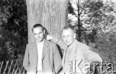 Po 1945, Paryż, Francja.
Karol Świeczewski (1. od lewej) z nieznanym mężczyzną. Fotografia wykonana przez jego żonę Marię Świeczewską. Oboje po wojnie wyemigrowali do Argentyny. Małżeństwo przyjaźniło się z pisarzem Witoldem Gombrowiczem.
Fot. Maria Świeczewska, kolekcja Marii Świeczewskiej-Wańke, zbiory Biblioteki Polskiej im. Ignacego Domeyki w Buenos Aires (Biblioteca Polaca Ignacio Domeyko), reprodukcje cyfrowe w Ośrodku KARTA w Warszawie