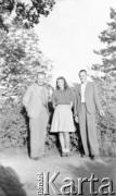 Po 1945, Paryż, Francja.
Karol Świeczewski (1. od prawej), jego żona Maria i nieznany mężczyzna. Świeczewscy po wojnie wyemigrowali do Argentyny. Małżeństwo przyjaźniło się z pisarzem Witoldem Gombrowiczem.
Fot. NN, kolekcja Marii Świeczewskiej-Wańke, zbiory Biblioteki Polskiej im. Ignacego Domeyki w Buenos Aires (Biblioteca Polaca Ignacio Domeyko), reprodukcje cyfrowe w Ośrodku KARTA w Warszawie