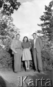 Po 1945, Paryż, Francja.
Karol Świeczewski (1. od prawej), jego żona Maria i nieznany mężczyzna. Świeczewscy po wojnie wyemigrowali do Argentyny. Małżeństwo przyjaźniło się z pisarzem Witoldem Gombrowiczem.
Fot. NN, kolekcja Marii Świeczewskiej-Wańke, zbiory Biblioteki Polskiej im. Ignacego Domeyki w Buenos Aires (Biblioteca Polaca Ignacio Domeyko), reprodukcje cyfrowe w Ośrodku KARTA w Warszawie