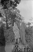 Po 1945, Paryż, Francja.
Karol Świeczewski z nieznaną kobietą. Fotografia wykonana przez jego żonę Marię Świeczewską. Oboje po wojnie wyemigrowali do Argentyny. Małżeństwo przyjaźniło się z pisarzem Witoldem Gombrowiczem.
Fot. Maria Świeczewska, kolekcja Marii Świeczewskiej-Wańke, zbiory Biblioteki Polskiej im. Ignacego Domeyki w Buenos Aires (Biblioteca Polaca Ignacio Domeyko), reprodukcje cyfrowe w Ośrodku KARTA w Warszawie