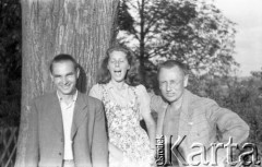 Po 1945, Paryż, Francja.
Karol Świeczewski (1. od lewej) z nieznanymi ludźmi. Fotografia wykonana przez jego żonę Marię Świeczewską. Oboje po wojnie wyemigrowali do Argentyny. Małżeństwo przyjaźniło się z pisarzem Witoldem Gombrowiczem.
Fot. Maria Świeczewska, kolekcja Marii Świeczewskiej-Wańke, zbiory Biblioteki Polskiej im. Ignacego Domeyki w Buenos Aires (Biblioteca Polaca Ignacio Domeyko), reprodukcje cyfrowe w Ośrodku KARTA w Warszawie