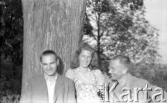 Po 1945, Paryż, Francja.
Karol Świeczewski (1. od lewej) z nieznanymi ludźmi. Fotografia wykonana przez jego żonę Marię Świeczewską. Oboje po wojnie wyemigrowali do Argentyny. Małżeństwo przyjaźniło się z pisarzem Witoldem Gombrowiczem.
Fot. Maria Świeczewska, kolekcja Marii Świeczewskiej-Wańke, zbiory Biblioteki Polskiej im. Ignacego Domeyki w Buenos Aires (Biblioteca Polaca Ignacio Domeyko), reprodukcje cyfrowe w Ośrodku KARTA w Warszawie