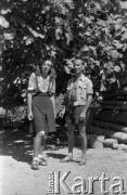 Lata 50., okolice Buenos Aires, Argentyna.
Karol Świeczewski (po prawej) z nieznaną kobietą. Fotografia wykonana przez żonę Karola - Marię Świeczewską. Oboje po wojnie wyemigrowali do Argentyny. Małżeństwo przyjaźniło się z pisarzem Witoldem Gombrowiczem.
Fot. Maria Świeczewska, kolekcja Marii Świeczewskiej-Wańke, zbiory Biblioteki Polskiej im. Ignacego Domeyki w Buenos Aires (Biblioteca Polaca Ignacio Domeyko), reprodukcje cyfrowe w Ośrodku KARTA w Warszawie