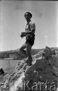 Lata 50., okolice Buenos Aires, Argentyna.
Karol Świeczewski. Fotografia wykonana przez jego żonę Marię Świeczewską. Oboje po wojnie wyemigrowali do Argentyny. Małżeństwo przyjaźniło się z pisarzem Witoldem Gombrowiczem.
Fot. Maria Świeczewska, kolekcja Marii Świeczewskiej-Wańke, zbiory Biblioteki Polskiej im. Ignacego Domeyki w Buenos Aires (Biblioteca Polaca Ignacio Domeyko), reprodukcje cyfrowe w Ośrodku KARTA w Warszawie