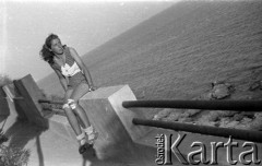 Lata 50., okolice Buenos Aires, Argentyna.
Nieznana kobieta. Fotografia wykonana przez Marię Świeczewską lub jej męża Karola. Oboje po wojnie wyemigrowali do Argentyny. Małżeństwo przyjaźniło się z pisarzem Witoldem Gombrowiczem.
Fot. NN, kolekcja Marii Świeczewskiej-Wańke, zbiory Biblioteki Polskiej im. Ignacego Domeyki w Buenos Aires (Biblioteca Polaca Ignacio Domeyko), reprodukcje cyfrowe w Ośrodku KARTA w Warszawie