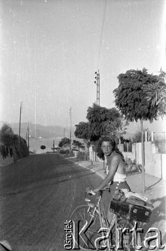 Lata 50., okolice Buenos Aires, Argentyna.
Nieznana kobieta. Fotografia wykonana przez Marię Świeczewską lub jej męża Karola. Oboje po wojnie wyemigrowali do Argentyny. Małżeństwo przyjaźniło się z pisarzem Witoldem Gombrowiczem.
Fot. NN, kolekcja Marii Świeczewskiej-Wańke, zbiory Biblioteki Polskiej im. Ignacego Domeyki w Buenos Aires (Biblioteca Polaca Ignacio Domeyko), reprodukcje cyfrowe w Ośrodku KARTA w Warszawie