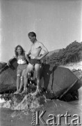 Lata 50., okolice Buenos Aires, Argentyna.
Nieznana para. Fotografia wykonana przez Marię Świeczewską lub jej męża Karola. Oboje po wojnie wyemigrowali do Argentyny. Małżeństwo przyjaźniło się z pisarzem Witoldem Gombrowiczem.
Fot. NN, kolekcja Marii Świeczewskiej-Wańke, zbiory Biblioteki Polskiej im. Ignacego Domeyki w Buenos Aires (Biblioteca Polaca Ignacio Domeyko), reprodukcje cyfrowe w Ośrodku KARTA w Warszawie