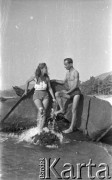 Lata 50., okolice Buenos Aires, Argentyna.
Karol Świeczewski (po prawej) z nieznaną kobietą. Fotografia wykonana przez Marię Świeczewską. Świeczewscy po wojnie wyemigrowali do Argentyny. Małżeństwo przyjaźniło się z pisarzem Witoldem Gombrowiczem.
Fot. Maria Świeczewska, kolekcja Marii Świeczewskiej-Wańke, zbiory Biblioteki Polskiej im. Ignacego Domeyki w Buenos Aires (Biblioteca Polaca Ignacio Domeyko), reprodukcje cyfrowe w Ośrodku KARTA w Warszawie