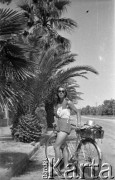 Lata 50., okolice Buenos Aires, Argentyna.
Nieznana kobieta w czasie wycieczki rowerowej. Fotografia wykonana przez Marię Świeczewską lub jej męża Karola. Oboje po wojnie wyemigrowali do Argentyny. Małżeństwo przyjaźniło się z pisarzem Witoldem Gombrowiczem.
Fot. NN, kolekcja Marii Świeczewskiej-Wańke, zbiory Biblioteki Polskiej im. Ignacego Domeyki w Buenos Aires (Biblioteca Polaca Ignacio Domeyko), reprodukcje cyfrowe w Ośrodku KARTA w Warszawie