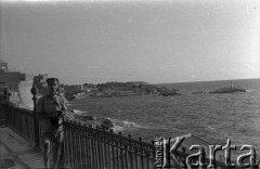 Lata 50., okolice Buenos Aires, Argentyna.
Karol Świeczewski nad oceanem. Fotografia wykonana przez jego żonę Marię Świeczewską. Oboje po wojnie wyemigrowali do Argentyny. Małżeństwo przyjaźniło się z pisarzem Witoldem Gombrowiczem.
Fot. Maria Świeczewska, kolekcja Marii Świeczewskiej-Wańke, zbiory Biblioteki Polskiej im. Ignacego Domeyki w Buenos Aires (Biblioteca Polaca Ignacio Domeyko), reprodukcje cyfrowe w Ośrodku KARTA w Warszawie