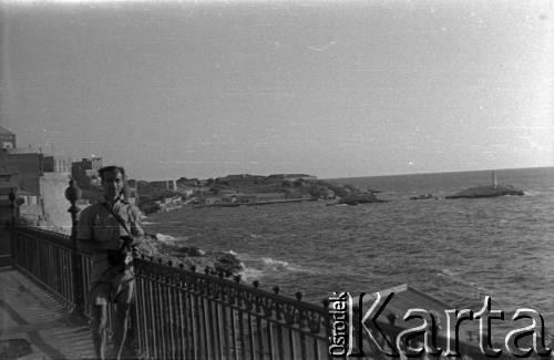 Lata 50., okolice Buenos Aires, Argentyna.
Karol Świeczewski nad oceanem. Fotografia wykonana przez jego żonę Marię Świeczewską. Oboje po wojnie wyemigrowali do Argentyny. Małżeństwo przyjaźniło się z pisarzem Witoldem Gombrowiczem.
Fot. Maria Świeczewska, kolekcja Marii Świeczewskiej-Wańke, zbiory Biblioteki Polskiej im. Ignacego Domeyki w Buenos Aires (Biblioteca Polaca Ignacio Domeyko), reprodukcje cyfrowe w Ośrodku KARTA w Warszawie