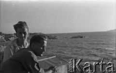 Lata 50., okolice Buenos Aires, Argentyna.
Nieznani mężczyźni. Fotografia wykonana przez Marię Świeczewską lub jej męża Karola. Oboje po wojnie wyemigrowali do Argentyny. Małżeństwo przyjaźniło się z pisarzem Witoldem Gombrowiczem.
Fot. NN, kolekcja Marii Świeczewskiej-Wańke, zbiory Biblioteki Polskiej im. Ignacego Domeyki w Buenos Aires (Biblioteca Polaca Ignacio Domeyko), reprodukcje cyfrowe w Ośrodku KARTA w Warszawie