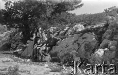 Lata 50., okolice Buenos Aires, Argentyna.
Nieznana grupa ludzi. Fotografia wykonana przez Marię Świeczewską lub jej męża Karola. Oboje po wojnie wyemigrowali do Argentyny. Małżeństwo przyjaźniło się z pisarzem Witoldem Gombrowiczem.
Fot. NN, kolekcja Marii Świeczewskiej-Wańke, zbiory Biblioteki Polskiej im. Ignacego Domeyki w Buenos Aires (Biblioteca Polaca Ignacio Domeyko), reprodukcje cyfrowe w Ośrodku KARTA w Warszawie