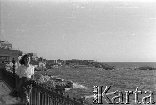 Lata 50., okolice Buenos Aires, Argentyna.
Nieznana kobieta. Fotografia wykonana przez Marię Świeczewską lub jej męża Karola. Oboje po wojnie wyemigrowali do Argentyny. Małżeństwo przyjaźniło się z pisarzem Witoldem Gombrowiczem.
Fot. NN, kolekcja Marii Świeczewskiej-Wańke, zbiory Biblioteki Polskiej im. Ignacego Domeyki w Buenos Aires (Biblioteca Polaca Ignacio Domeyko), reprodukcje cyfrowe w Ośrodku KARTA w Warszawie