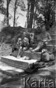 Lata 50., okolice Buenos Aires, Argentyna.
Karol Świeczewski (po lewej) z nieznanymi mężczyznami. Fotografia wykonana przez żonę Karola - Marię Świeczewską. Oboje po wojnie wyemigrowali do Argentyny. Małżeństwo przyjaźniło się z pisarzem Witoldem Gombrowiczem.
Fot. Maria Świeczewska, kolekcja Marii Świeczewskiej-Wańke, zbiory Biblioteki Polskiej im. Ignacego Domeyki w Buenos Aires (Biblioteca Polaca Ignacio Domeyko), reprodukcje cyfrowe w Ośrodku KARTA w Warszawie