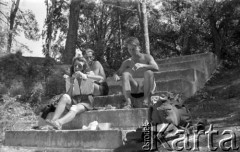 Lata 50., okolice Buenos Aires, Argentyna.
Nieznana grupa ludzi. Fotografia wykonana przez Marię Świeczewską lub jej męża Karola. Oboje po wojnie wyemigrowali do Argentyny. Małżeństwo przyjaźniło się z pisarzem Witoldem Gombrowiczem.
Fot. NN, kolekcja Marii Świeczewskiej-Wańke, zbiory Biblioteki Polskiej im. Ignacego Domeyki w Buenos Aires (Biblioteca Polaca Ignacio Domeyko), reprodukcje cyfrowe w Ośrodku KARTA w Warszawie