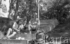 Lata 50., okolice Buenos Aires, Argentyna.
Nieznana grupa ludzi. Fotografia wykonana przez Marię Świeczewską lub jej męża Karola. Oboje po wojnie wyemigrowali do Argentyny. Małżeństwo przyjaźniło się z pisarzem Witoldem Gombrowiczem.
Fot. NN, kolekcja Marii Świeczewskiej-Wańke, zbiory Biblioteki Polskiej im. Ignacego Domeyki w Buenos Aires (Biblioteca Polaca Ignacio Domeyko), reprodukcje cyfrowe w Ośrodku KARTA w Warszawie