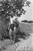 Lata 50., okolice Buenos Aires, Argentyna.
Karol Świeczewski. Fotografia wykonana przez jego żonę Marię Świeczewską. Oboje po wojnie wyemigrowali do Argentyny. Małżeństwo przyjaźniło się z pisarzem Witoldem Gombrowiczem.
Fot. Maria Świeczewska, kolekcja Marii Świeczewskiej-Wańke, zbiory Biblioteki Polskiej im. Ignacego Domeyki w Buenos Aires (Biblioteca Polaca Ignacio Domeyko), reprodukcje cyfrowe w Ośrodku KARTA w Warszawie

