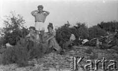 Lata 50., okolice Buenos Aires, Argentyna.
Nieznana grupa ludzi. Fotografia wykonana przez Marię Świeczewską lub jej męża Karola. Oboje po wojnie wyemigrowali do Argentyny. Małżeństwo przyjaźniło się z pisarzem Witoldem Gombrowiczem.
Fot. NN, kolekcja Marii Świeczewskiej-Wańke, zbiory Biblioteki Polskiej im. Ignacego Domeyki w Buenos Aires (Biblioteca Polaca Ignacio Domeyko), reprodukcje cyfrowe w Ośrodku KARTA w Warszawie