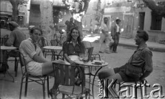 Lata 50., okolice Buenos Aires, Argentyna.
Nieznana grupa ludzi. Fotografia wykonana przez Marię Świeczewską lub jej męża Karola. Oboje po wojnie wyemigrowali do Argentyny. Małżeństwo przyjaźniło się z pisarzem Witoldem Gombrowiczem.
Fot. NN, kolekcja Marii Świeczewskiej-Wańke, zbiory Biblioteki Polskiej im. Ignacego Domeyki w Buenos Aires (Biblioteca Polaca Ignacio Domeyko), reprodukcje cyfrowe w Ośrodku KARTA w Warszawie