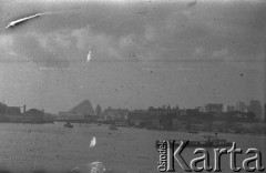 Lata 40., Rio de Janeiro, Brazylia.
Port. Fotografia wykonana przez Marię Świeczewską lub jej męża Karola. Oboje po wojnie wyemigrowali do Argentyny. Małżeństwo przyjaźniło się z pisarzem Witoldem Gombrowiczem.
Fot. NN, kolekcja Marii Świeczewskiej-Wańke, zbiory Biblioteki Polskiej im. Ignacego Domeyki w Buenos Aires (Biblioteca Polaca Ignacio Domeyko), reprodukcje cyfrowe w Ośrodku KARTA w Warszawie