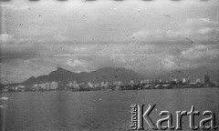 Lata 40., Rio de Janeiro, Brazylia.
Port. Fotografia wykonana przez Marię Świeczewską lub jej męża Karola. Oboje po wojnie wyemigrowali do Argentyny. Małżeństwo przyjaźniło się z pisarzem Witoldem Gombrowiczem.
Fot. NN, kolekcja Marii Świeczewskiej-Wańke, zbiory Biblioteki Polskiej im. Ignacego Domeyki w Buenos Aires (Biblioteca Polaca Ignacio Domeyko), reprodukcje cyfrowe w Ośrodku KARTA w Warszawie