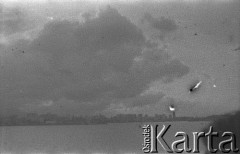 Lata 40., Rio de Janeiro, Brazylia.
Port. Fotografia wykonana przez Marię Świeczewską lub jej męża Karola. Oboje po wojnie wyemigrowali do Argentyny. Małżeństwo przyjaźniło się z pisarzem Witoldem Gombrowiczem.
Fot. NN, kolekcja Marii Świeczewskiej-Wańke, zbiory Biblioteki Polskiej im. Ignacego Domeyki w Buenos Aires (Biblioteca Polaca Ignacio Domeyko), reprodukcje cyfrowe w Ośrodku KARTA w Warszawie