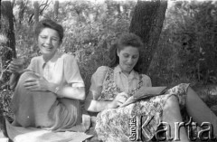 Po 1945, Francja.
Maria Świeczewska (po lewej) z nieznaną kobietą. Fotografia wykonana przez męża Marii - Karola. Oboje po wojnie wyemigrowali do Argentyny. Małżeństwo przyjaźniło się z pisarzem Witoldem Gombrowiczem.
Fot. Karol Świeczewski, kolekcja Marii Świeczewskiej-Wańke, zbiory Biblioteki Polskiej im. Ignacego Domeyki w Buenos Aires (Biblioteca Polaca Ignacio Domeyko), reprodukcje cyfrowe w Ośrodku KARTA w Warszawie