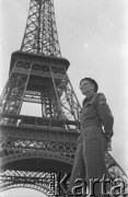 Po 1945, Paryż, Francja.
Żołnierz 2. Warszawskiej Dywizji Pancernej Polskich Sił Zbrojnych na Zachodzie pod Wieżą Eiffla. Fotografia wykonana przez Marię Świeczewską lub jej męża Karola. Oboje po wojnie wyemigrowali do Argentyny. Małżeństwo przyjaźniło się z pisarzem Witoldem Gombrowiczem.
Fot. NN, kolekcja Marii Świeczewskiej-Wańke, zbiory Biblioteki Polskiej im. Ignacego Domeyki w Buenos Aires (Biblioteca Polaca Ignacio Domeyko), reprodukcje cyfrowe w Ośrodku KARTA w Warszawie