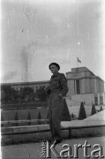 Po 1945, Paryż, Francja.
Żołnierz 2. Warszawskiej Dywizji Pancernej Polskich Sił Zbrojnych na Zachodzie przy Palais de Chaillot. Fotografia wykonana przez Marię Świeczewską lub jej męża Karola. Oboje po wojnie wyemigrowali do Argentyny. Małżeństwo przyjaźniło się z pisarzem Witoldem Gombrowiczem.
Fot. NN, kolekcja Marii Świeczewskiej-Wańke, zbiory Biblioteki Polskiej im. Ignacego Domeyki w Buenos Aires (Biblioteca Polaca Ignacio Domeyko), reprodukcje cyfrowe w Ośrodku KARTA w Warszawie