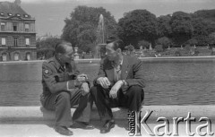 Po 1945, Paryż, Francja.
Żołnierz Polskich Sił Zbrojnych na Zachodzie z nieznanym mężczyzną w Ogrodach Luksemburskich. Fotografia wykonana przez Marię Świeczewską lub jej męża Karola. Oboje po wojnie wyemigrowali do Argentyny. Małżeństwo przyjaźniło się z pisarzem Witoldem Gombrowiczem.
Fot. NN, kolekcja Marii Świeczewskiej-Wańke, zbiory Biblioteki Polskiej im. Ignacego Domeyki w Buenos Aires (Biblioteca Polaca Ignacio Domeyko), reprodukcje cyfrowe w Ośrodku KARTA w Warszawie