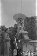 Po 1945, Paryż, Francja.
Żołnierz 2. Warszawskiej Dywizji Pancernej Polskich Sił Zbrojnych na Zachodzie z nieznanym mężczyzną. Fotografia wykonana przez Marię Świeczewską lub jej męża Karola. Oboje po wojnie wyemigrowali do Argentyny. Małżeństwo przyjaźniło się z pisarzem Witoldem Gombrowiczem.
Fot. NN, kolekcja Marii Świeczewskiej-Wańke, zbiory Biblioteki Polskiej im. Ignacego Domeyki w Buenos Aires (Biblioteca Polaca Ignacio Domeyko), reprodukcje cyfrowe w Ośrodku KARTA w Warszawie