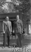 Po 1945, Paryż, Francja.
Żołnierz Polskich Sił Zbrojnych na Zachodzie z nieznanym mężczyzną. Fotografia wykonana przez Marię Świeczewską lub jej męża Karola. Oboje po wojnie wyemigrowali do Argentyny. Małżeństwo przyjaźniło się z pisarzem Witoldem Gombrowiczem.
Fot. NN, kolekcja Marii Świeczewskiej-Wańke, zbiory Biblioteki Polskiej im. Ignacego Domeyki w Buenos Aires (Biblioteca Polaca Ignacio Domeyko), reprodukcje cyfrowe w Ośrodku KARTA w Warszawie