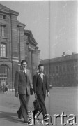 Po 1945, Paryż, Francja.
Dwaj nieznani mężczyźni. Fotografia wykonana przez Marię Świeczewską lub jej męża Karola. Oboje po wojnie wyemigrowali do Argentyny. Małżeństwo przyjaźniło się z pisarzem Witoldem Gombrowiczem.
Fot. NN, kolekcja Marii Świeczewskiej-Wańke, zbiory Biblioteki Polskiej im. Ignacego Domeyki w Buenos Aires (Biblioteca Polaca Ignacio Domeyko), reprodukcje cyfrowe w Ośrodku KARTA w Warszawie