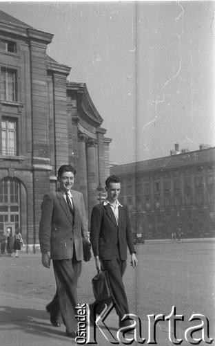 Po 1945, Paryż, Francja.
Dwaj nieznani mężczyźni. Fotografia wykonana przez Marię Świeczewską lub jej męża Karola. Oboje po wojnie wyemigrowali do Argentyny. Małżeństwo przyjaźniło się z pisarzem Witoldem Gombrowiczem.
Fot. NN, kolekcja Marii Świeczewskiej-Wańke, zbiory Biblioteki Polskiej im. Ignacego Domeyki w Buenos Aires (Biblioteca Polaca Ignacio Domeyko), reprodukcje cyfrowe w Ośrodku KARTA w Warszawie