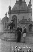 Po 1945, Francja.
Karol Świeczewski (po prawej) i nieznany mężczyzna w château Chantilly. Fotografia wykonana przez Marię Świeczewską lub jej męża Karola. Oboje po wojnie wyemigrowali do Argentyny. Małżeństwo przyjaźniło się z pisarzem Witoldem Gombrowiczem.
Fot. NN, kolekcja Marii Świeczewskiej-Wańke, zbiory Biblioteki Polskiej im. Ignacego Domeyki w Buenos Aires (Biblioteca Polaca Ignacio Domeyko), reprodukcje cyfrowe w Ośrodku KARTA w Warszawie