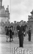 Po 1945, Paryż, Francja.
Nieznany mężczyzna w château Chantilly. Fotografia wykonana przez Marię Świeczewską lub jej męża Karola. Oboje po wojnie wyemigrowali do Argentyny. Małżeństwo przyjaźniło się z pisarzem Witoldem Gombrowiczem.
Fot. NN, kolekcja Marii Świeczewskiej-Wańke, zbiory Biblioteki Polskiej im. Ignacego Domeyki w Buenos Aires (Biblioteca Polaca Ignacio Domeyko), reprodukcje cyfrowe w Ośrodku KARTA w Warszawie