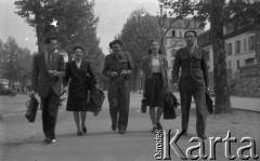 Po 1945, Paryż, Francja.
Maria Świeczewska z grupą nieznanych osób, wśród nich dwóch żołnierzy Polskich Sił Zbrojnych na Zachodzie. Fotografia wykonana przez męża Marii - Karola Świeczewskiego. Oboje po wojnie wyemigrowali do Argentyny. Małżeństwo przyjaźniło się z pisarzem Witoldem Gombrowiczem.
Fot. NN, kolekcja Marii Świeczewskiej-Wańke, zbiory Biblioteki Polskiej im. Ignacego Domeyki w Buenos Aires (Biblioteca Polaca Ignacio Domeyko), reprodukcje cyfrowe w Ośrodku KARTA w Warszawie