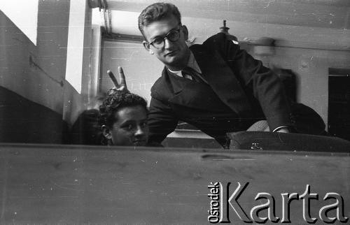 Po 1945, Paryż, Francja.
Nieznana para. Fotografia wykonana przez Marię Świeczewską lub jej męża Karola. Oboje po wojnie wyemigrowali do Argentyny. Małżeństwo przyjaźniło się z pisarzem Witoldem Gombrowiczem.
Fot. NN, kolekcja Marii Świeczewskiej-Wańke, zbiory Biblioteki Polskiej im. Ignacego Domeyki w Buenos Aires (Biblioteca Polaca Ignacio Domeyko), reprodukcje cyfrowe w Ośrodku KARTA w Warszawie