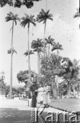 Po 1945, prawdopodobnie Rio de Janeiro, Brazylia.
Maria Świeczewska (po prawej) z nieznanymi osobami. Fotografia wykonana przez męża Marii - Karola. Oboje po wojnie wyemigrowali do Argentyny. Małżeństwo przyjaźniło się z pisarzem Witoldem Gombrowiczem.
Fot. Karol Świeczewski, kolekcja Marii Świeczewskiej-Wańke, zbiory Biblioteki Polskiej im. Ignacego Domeyki w Buenos Aires (Biblioteca Polaca Ignacio Domeyko), reprodukcje cyfrowe w Ośrodku KARTA w Warszawie