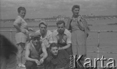 Po 1945, prawdopodobnie Rio de Janeiro, Brazylia.
Maria Świeczewska (po prawej) z nieznanymi osobami w porcie. Fotografia wykonana przez męża Marii - Karola. Oboje po wojnie wyemigrowali do Argentyny. Małżeństwo przyjaźniło się z pisarzem Witoldem Gombrowiczem.
Fot. Karol Świeczewski, kolekcja Marii Świeczewskiej-Wańke, zbiory Biblioteki Polskiej im. Ignacego Domeyki w Buenos Aires (Biblioteca Polaca Ignacio Domeyko), reprodukcje cyfrowe w Ośrodku KARTA w Warszawie