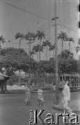 Po 1945, prawdopodobnie Rio de Janeiro, Brazylia.
Maria Świeczewska (po lewej) z nieznanymi osobami. Fotografia wykonana przez męża Marii - Karola. Oboje po wojnie wyemigrowali do Argentyny. Małżeństwo przyjaźniło się z pisarzem Witoldem Gombrowiczem.
Fot. Karol Świeczewski, kolekcja Marii Świeczewskiej-Wańke, zbiory Biblioteki Polskiej im. Ignacego Domeyki w Buenos Aires (Biblioteca Polaca Ignacio Domeyko), reprodukcje cyfrowe w Ośrodku KARTA w Warszawie