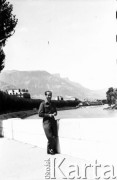Po 1945, Francja.
Karol Świeczewski. Fotografia wykonana przez jego żonę Marię Świeczewską. Oboje po wojnie wyemigrowali do Argentyny. Małżeństwo przyjaźniło się z pisarzem Witoldem Gombrowiczem.
Fot. Maria Świeczewska, kolekcja Marii Świeczewskiej-Wańke, zbiory Biblioteki Polskiej im. Ignacego Domeyki w Buenos Aires (Biblioteca Polaca Ignacio Domeyko), reprodukcje cyfrowe w Ośrodku KARTA w Warszawie