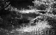 Po 1945, Francja.
Karol Świeczewski. Fotografia wykonana przez jego żonę Marię Świeczewską. Oboje po wojnie wyemigrowali do Argentyny. Małżeństwo przyjaźniło się z pisarzem Witoldem Gombrowiczem.
Fot. Maria Świeczewska, kolekcja Marii Świeczewskiej-Wańke, zbiory Biblioteki Polskiej im. Ignacego Domeyki w Buenos Aires (Biblioteca Polaca Ignacio Domeyko), reprodukcje cyfrowe w Ośrodku KARTA w Warszawie