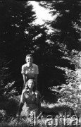 Po 1945, Francja.
Maria Świeczewska (na górze) z nieznaną kobietą. Fotografia wykonana przez męża Marii - Karola. Oboje po wojnie wyemigrowali do Argentyny. Małżeństwo przyjaźniło się z pisarzem Witoldem Gombrowiczem.
Fot. Karol Świeczewski, kolekcja Marii Świeczewskiej-Wańke, zbiory Biblioteki Polskiej im. Ignacego Domeyki w Buenos Aires (Biblioteca Polaca Ignacio Domeyko), reprodukcje cyfrowe w Ośrodku KARTA w Warszawie